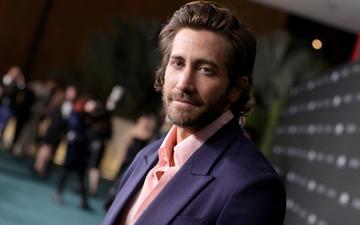 Jake Gyllenhal wearing Gucci, attend the 10th Annual LACMA ART+FILM GALA honoring Amy Sherald, Kehinde Wiley, and Steven Spielberg presented by Gucci at Los Angeles County Museum of Art on November 06, 2021 in Los Angeles, California. (Photo by Presley Ann/Getty Images for LACMA)