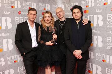 Joel Amey, Theo Ellis, Ellie Rowsell and Joff Oddie of Wolf Alice pose with their award for 'Best Group' in the media room during The BRIT Awards 2022
(Photo by JMEnternational/Getty Images)