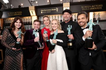 (L-R) Emilia Jones, Daniel Durant, Sian Heder, Marlee Matlin, Troy Kotsur and Eugenio Derbez pose with the award for Outstanding Performance by a Cast in a Motion Picture for "Coda".
(Photo by Emma McIntyre/Getty Images for WarnerMedia)