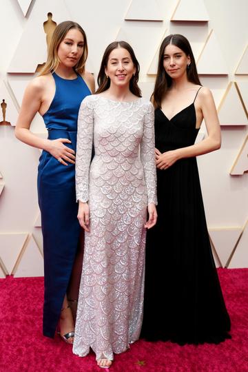 (L-R) Este Haim, Alana Haim, and Danielle Haim attend the 94th Annual Academy Awards at Hollywood and Highland on March 27, 2022 in Hollywood, California. (Photo by Jeff Kravitz/FilmMagic)