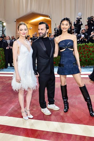 NEW YORK, NEW YORK - MAY 02: (L-R) HoYeon Jung, Nicolas Ghesquière and Emma Stone attend The 2022 Met Gala Celebrating "In America: An Anthology of Fashion" at The Metropolitan Museum of Art on May 02, 2022 in New York City. (Photo by Jamie McCarthy/Getty Images)