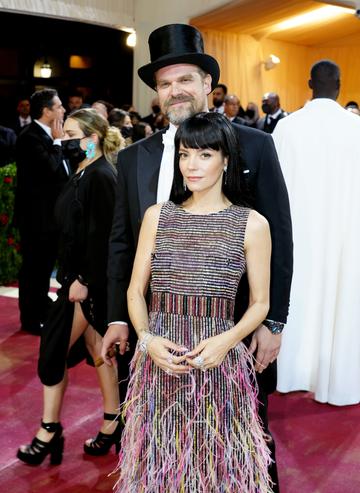 NEW YORK, NEW YORK - MAY 02: David Harbour and Lily Allen attend The 2022 Met Gala Celebrating "In America: An Anthology of Fashion" at The Metropolitan Museum of Art on May 02, 2022 in New York City. (Photo by Jeff Kravitz/FilmMagic)