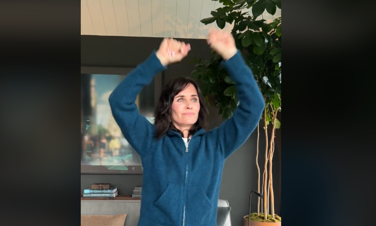 Courteney Cox recreates her famous 'Dancing in the Dark' dance for TikTok(02)